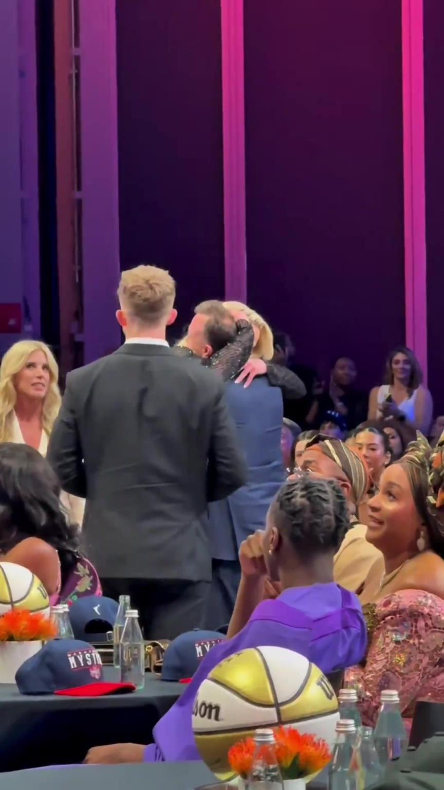 吧友们想看的正脸来了！萨格斯的女友海莉被选中后感觉快哭了